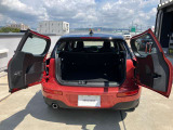【トランクルーム】全面をファブリック処理し荷物に傷がつくのを防ぎます。ラゲージルーム照明を装着。背もたれをほぼ水平まで倒すことが出来ます。大きな荷物の収納にも便利です。