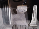 【ペダル】BMWはオルガン式アクセルペダルを採用しています。踏み込む足とペダルが同じ軌跡を描くため、かかとがずれにくく、アクセルコントロールがよりしやすくなるメリットがあります。