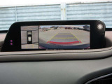 車体がシースルー(透過)して周囲の見通しを高めた設計の『360&deg;シースルービューモニター』を搭載。大きな車体でも、上空から見下ろす正確な視点で、狭い道や駐車をサポートします。