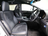 ゆったり室内で運転もしやすいです♪使い勝手の良い配置も考えられています!!