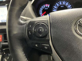 ステアリングスイッチ付きで、運転中に視線を前に向けたまま操作できます。