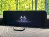 【10.25インチマツダコネクト】車内の雰囲気にマッチした大型ディスプレイ。スマホ接続でのナビ使用やBluetooth再生等、様々な機能が楽しめます。直感的なダイヤル操作が可能で、使い勝手も良好です。
