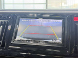 【バックガイドモニター】車両後方の映像をナビ画面に表示し、駐車などの後退操作をサポートします。