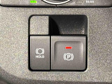 指先だけで簡単に操作が可能な電動パーキングブレーキを採用。「HOLD」スイッチを押すと、渋滞や信号待ちなどでブレーキペダルから足を離しても、ブレーキを保持するので安心です