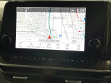 【メーカー純正ナビ】インテリアに溶け込むスタイリッシュな「専用設計」メーカーナビを装備♪視認性や操作性など基本性能にも優れ、より上質なカーライフをお楽しみいただけます。