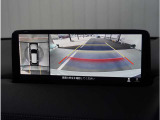 【360&deg;ビュー・モニター】専用カメラにより上から見下ろしたような視点で360度クルマの周囲を確認することができます。駐車が苦手な方でも縦列駐車や幅寄せ時に活躍してくれます。
