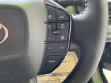 レーダークルーズコントロール(全車速追従機能付)付きです。車速に応じて追従支援してくれるので、ロングドライブも快適です。詳細は販売店スタッフまでおたずねください。
