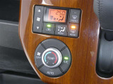 【オートエアコン】車内温度を感知して自動で温度調整をしてくれるのでいつでも快適な車内空間を創り上げます!どの席に座っても快適なドライブが楽しめます♪