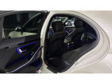 ウィンカー内蔵ドアミラーを開発したのは『メルセデス・ベンツ』です。他車からの視認性が高まり、事故の可能性を低減させています。更に、点灯部分はドライバーの視界に入らないように設計されています。