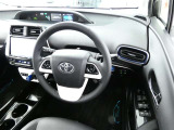 【運転席まわり】・・・ハンドルやシートなども隅々までクリーニング済み。キレイな車内でドライブがより一層快適にお楽しみいただけると思います。