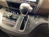 インパネシフトを採用しているので、前席の足元も広々としています。運転席と助手席の行き来もスムーズです!