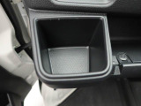 カップホルダーは運転席や助手席からちょうど手の届く位置です!!