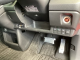 左側に高速で便利なETCがあり、横滑りを防ぐVSAなどのスイッチは、運転席の右側、手の届きやすい位置にあります。