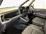 運転席周りのレイアウトをご覧ください。ナビゲーションが綺麗に装着されすっきり収まってますね!