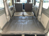 リヤシートを倒すとフルフラットになります。人・荷物に合わせて自由にシートアレンジが出来ます。カンタン操作なのでラクラクアレンジ可能。