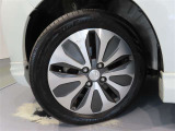 スズキ純正アルミホイール。タイヤサイズは165/60R15です。