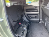★セカンドシートアレンジ★ 左右分割式のチップ機構を備えています。荷物の状況に応じて使い分けできます。背の高い荷物も積込みOKです。