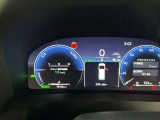 視認性に優れたメーターを採用しており、走行中でも車速や情報が分かりやすく表示されます。運転時の視線移動をむりのない範囲に抑え、快適で安心感のあるドライブをサポートします。