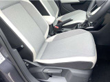 欧州車らしく硬めのシートが体を程よくつつみこみ、長距離でも快適に運転できます。