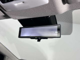 スマートルームミラーで後方の映像がルームミラーで確認できます。