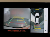 パノラミックビューモニター付きです。車両を上から見たような映像をモニター画面に表示。運転席からの目視では見にくい、車両周辺の状況をリアルタイムでしっかり確認できます。