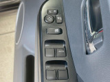 【電動格納ミラー】サイドミラーは電動格納式となっており、狭い駐車場でもキズがつくリスクを抑えられます。