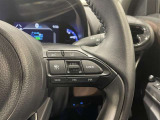 ステアリングスイッチ付きで、運転中に視線を前に向けたまま操作できます。
