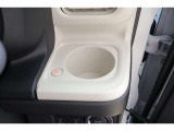 運転席及び助手席に、ホットドリンクをちょうどよい温度でキープしてくれる保温機能付きカップホルダー付きです!