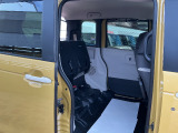 後席の座面を跳ね上げていただくと背の高い荷物も積載可能です。