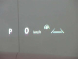 カラーヘッドアップディスプレイ付き。少ない視線移動で情報を確認できるので、運転の疲労軽減に繋がりますよ♪