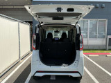 バックドアは大きく開きます。定員乗車時でも十分広いラゲッジスペースを確保しています。