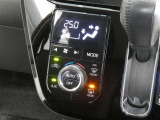 【オートエアコン】車内温度を感知して自動で温度調整をしてくれるのでいつでも快適な車内空間を創り上げます!どの席に座っても快適なドライブが楽しめます♪