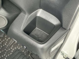 運転席、助手席の前にドリンクホルダ-が付いています!