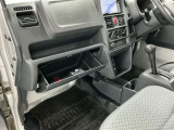【グローブボックス】車検証や保険証、保険関連書類、整備用グローブなどの必要書類・小物を、助手席から運転席へすぐに取り出せる場所に整理して保管できます。車内の小物整理に役立ちます!
