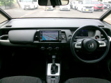 大きなフロントガラスで広々とした視界の運転席まわりです。