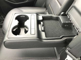 後席にもUSBを2本装着可能です。スマートフォン等の充電にご活用下さい。