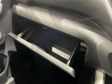 【グローブボックス】十分な収納スペースです。小物入れに最適♪