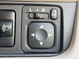 【電動格納ミラー】サイドミラーは電動格納式となっており、狭い駐車場でもキズがつくリスクを抑えられます。