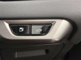 両手が荷物で塞がっている時にはコレ!パワーバックドアで開閉ラクラクです。バックドアに手が届かない時も、リモコンで開閉の操作が可能です。もちろん、荷物もたっぷり積めます。