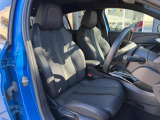 シートはファブリック&テップレザー仕様です。ホールド感のあるフロントシートは長時間の運転でも疲労感を感じさせず、腰への負担も軽減させます。