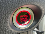 プッシュエンジンスターターです。キーを取り出すことなくブレーキペダルを踏みながらボタンを押すだけでエンジンが始動できます。