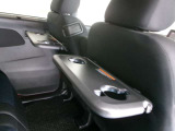 運転席・助手席シートバックテーブル(買い物フック付)カップホルダーを2個完備