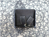 【スマートキー】キーをバッグやポケットに入れたままでもドアロックの開閉が出来るほか、エンジンキーを挿さなくてもエンジンスタートストップが出来ます。
