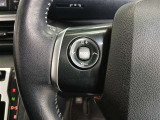 ステアリングには運転中でも簡単に操作できる各種スイッチついてます