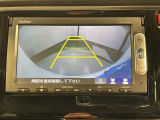 リバースギアに入れるだけで後方の表示へ切り替わります。夜間や雨の日の駐車も楽になりますよ。