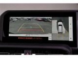 【パノラミックビューモニター】 後退時に車両の後ろ側を表示するだけでなく上から見たような映像で車庫入れなどバックする際に安心です。