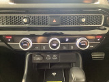 運転席と助手席にはシートヒーターが付いています☆寒い時期に腰周りを温めてくれるので体全体が温まりやすいのは勿論、暖房と違い顔に風が当たらないので、乾燥肌やドライアイの方でも大丈夫☆