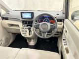 運転席まわりです。 各操作スイッチは使いやすい位置に配置されてます。
