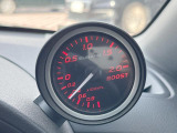 【ブーストメーター】コックピットのスポーティさも増す人気の装備。車両から得られる情報も増え、走りに必要な情報が一目で分かります。