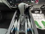 ★シフトレバー★ 定番のフロアシフト トランスミッションは、CVT(自動無段変速) 変速ショックのないスムーズな加速とエンジン回転数を効率よく変換する省燃費を両立させています。